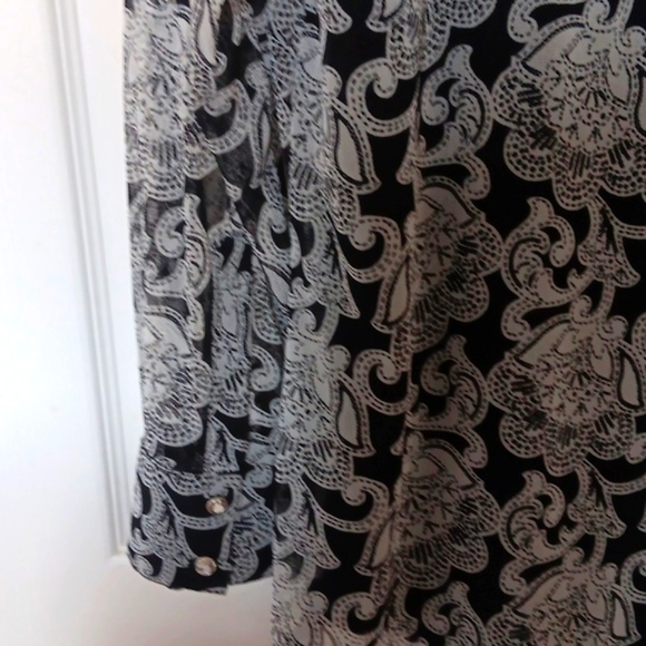 Ladies blouse with attached cami.Excellent Condition.Size L - Picture 4 of 7